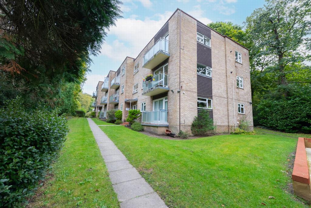 Highgate Lane, Farnborough, GU14 3 bed flat £275,000