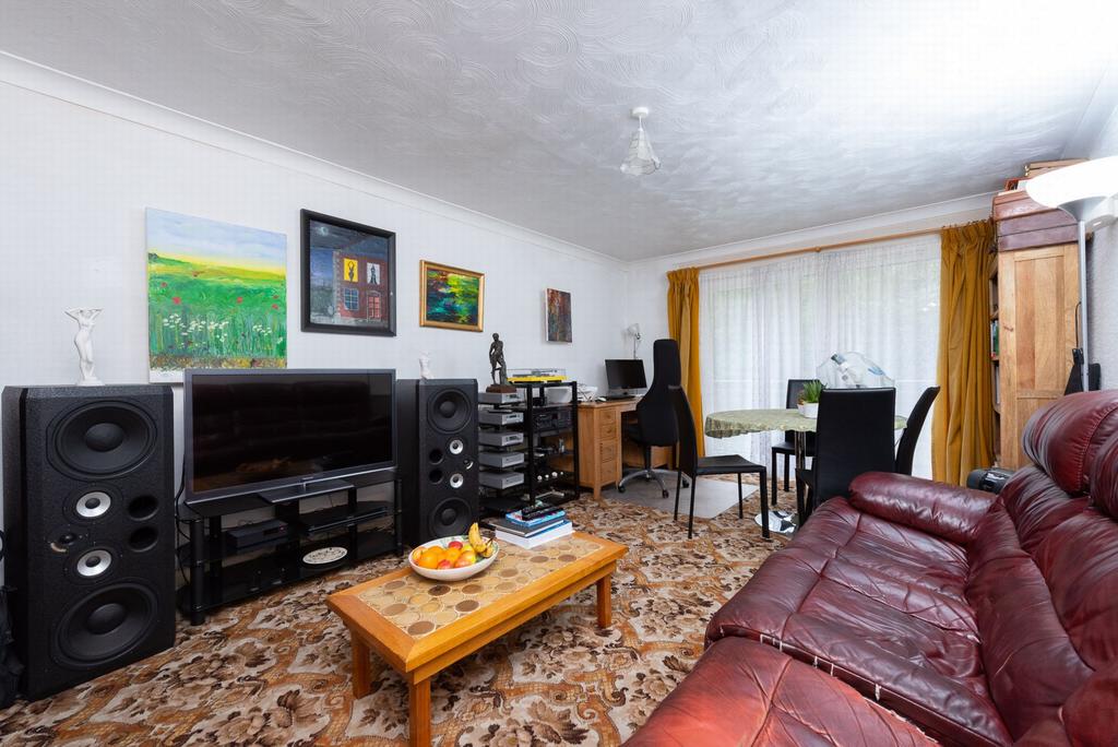 Highgate Lane, Farnborough, GU14 3 bed flat £275,000