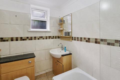 2 bedroom flat for sale, Guernsey Road,