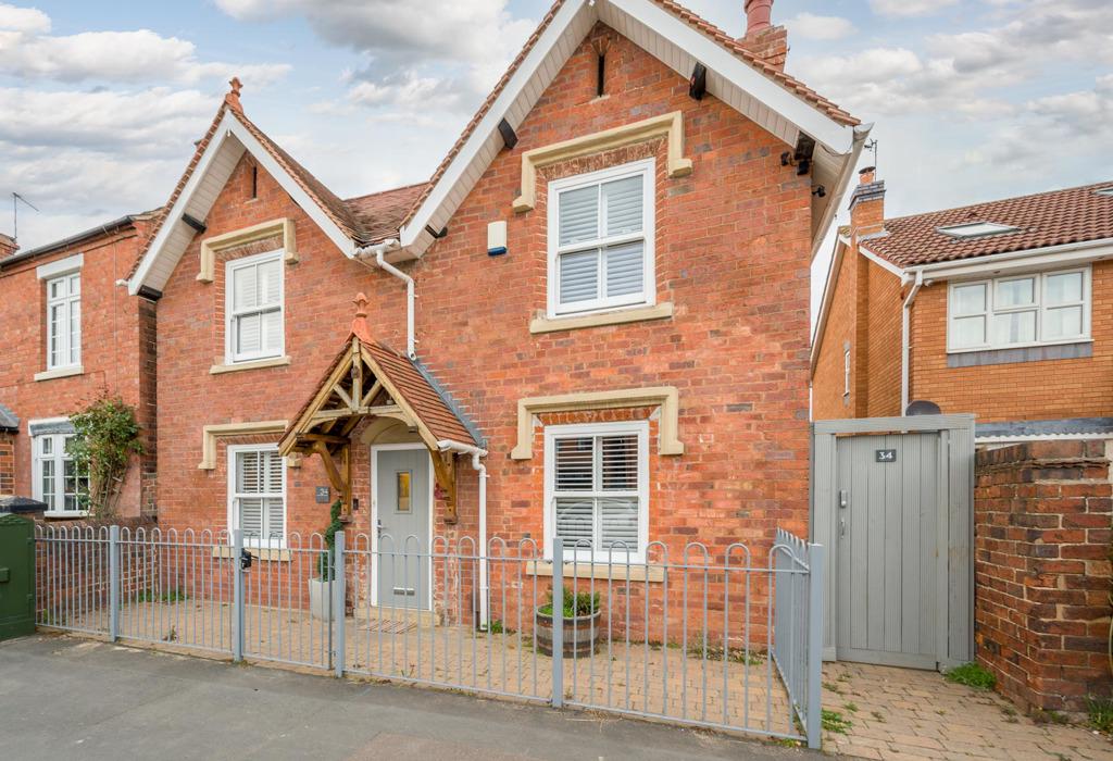 Enville Road, Wall Heath, DY6 0NL 3 bed detached house £389,950