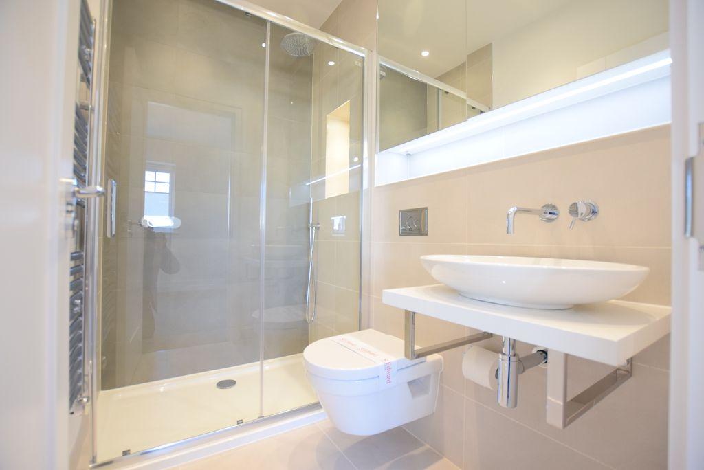 Ensuite to Bed 1