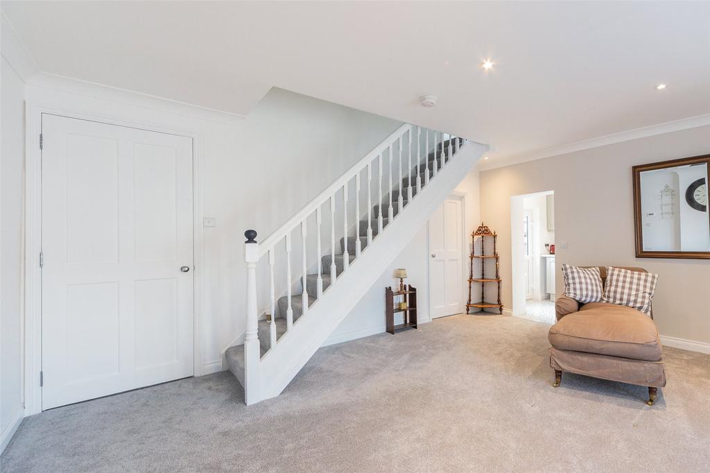 Carlyle Road, Cambridge 4 bed detached house £2,950 pcm (£681 pw)