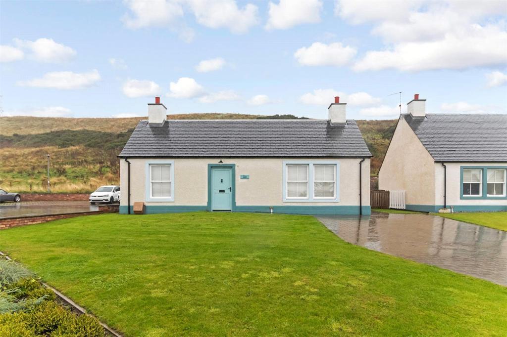 Montgomerie View, Seamill KA23 2 bed detached bungalow £950 pcm (£219 pw)