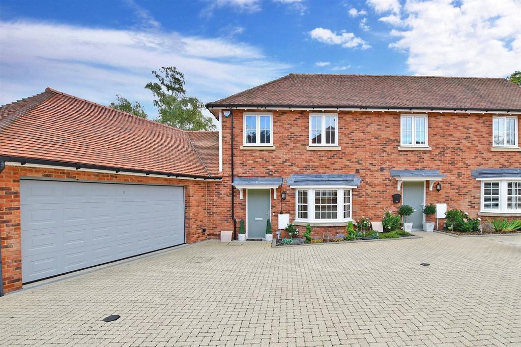 Tolhurst Way, Lenham, Maidstone, Kent 3 bed end of terrace house for