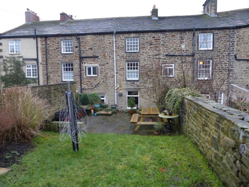 MAIN STREET ADDINGHAM ILKLEY LS29 OPL 3 bed terraced house £1,050 pcm (£242 pw)