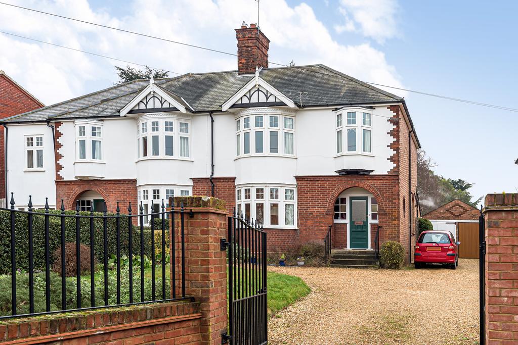 Flitwick Road, Ampthill, Bedfordshire, MK45 3 bed semidetached house £625,000