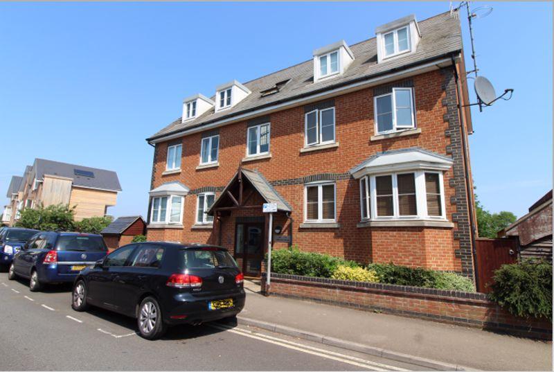 Barden Road, Tonbridge 2 Bed Apartment - £1,100 Pcm (£254 Pw)