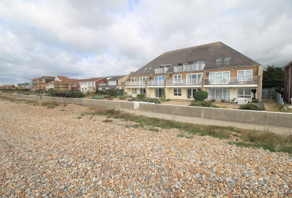 Southwood Road, Hayling Island 1 bed ground floor flat £795 pcm (£183 pw)