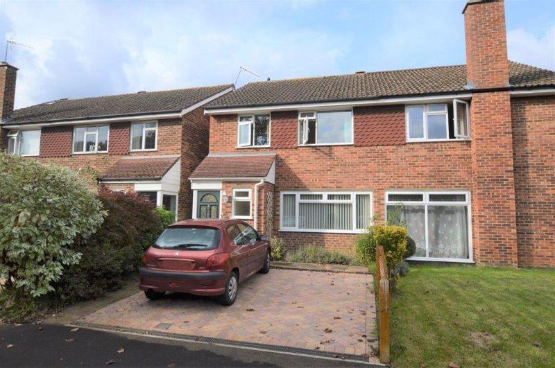 *LET AGREED* Brocks Close, Godalming 3 bed semidetached house £1,700