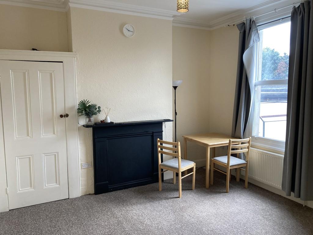 Apartment in Surbiton - View 3