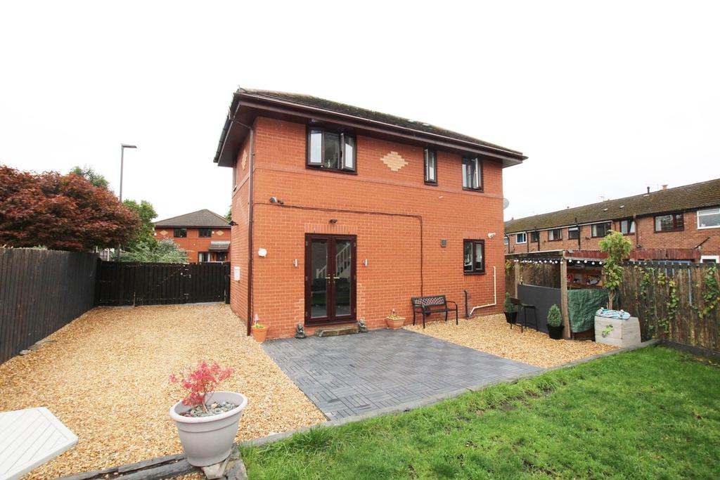 Carders Close, Leigh, WN7 2 bed detached house £160,000