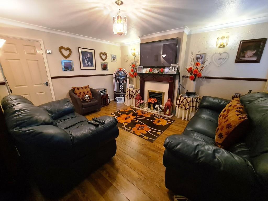 Chelmer Grove, Heywood, OL10 4RX 3 bed semidetached house £190,000