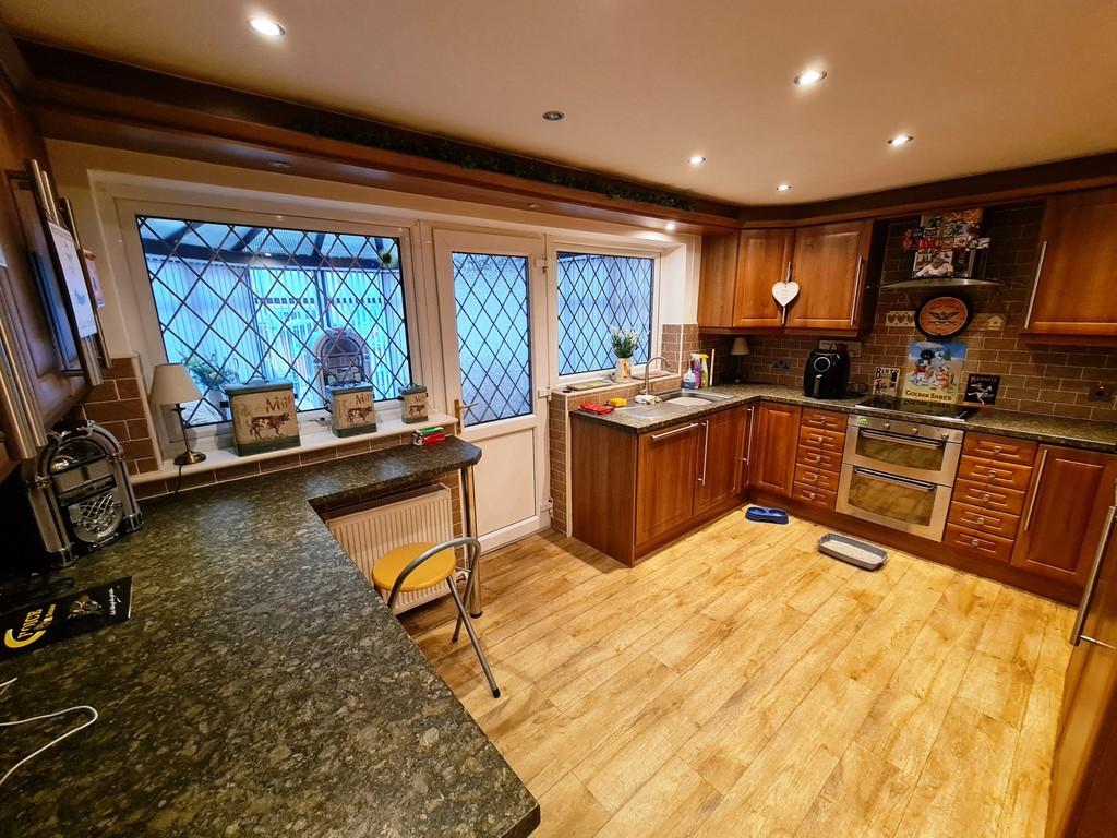 Chelmer Grove, Heywood, OL10 4RX 3 bed semidetached house £190,000