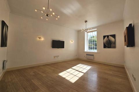 3 bedroom apartment to rent, The Crescent, Gloucester