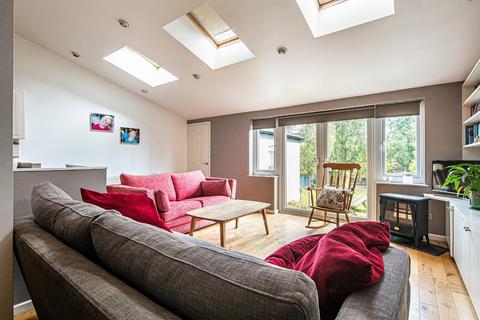 16 Barncliffe Crescent, Sheffield, S10 4DA