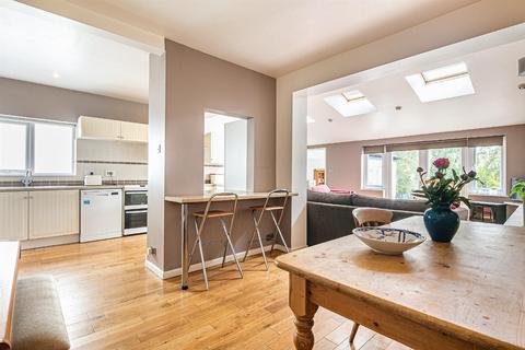 16 Barncliffe Crescent, Sheffield, S10 4DA