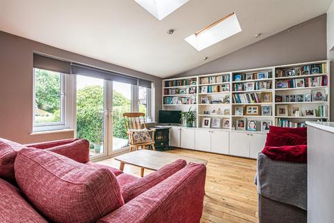 16 Barncliffe Crescent, Sheffield, S10 4DA