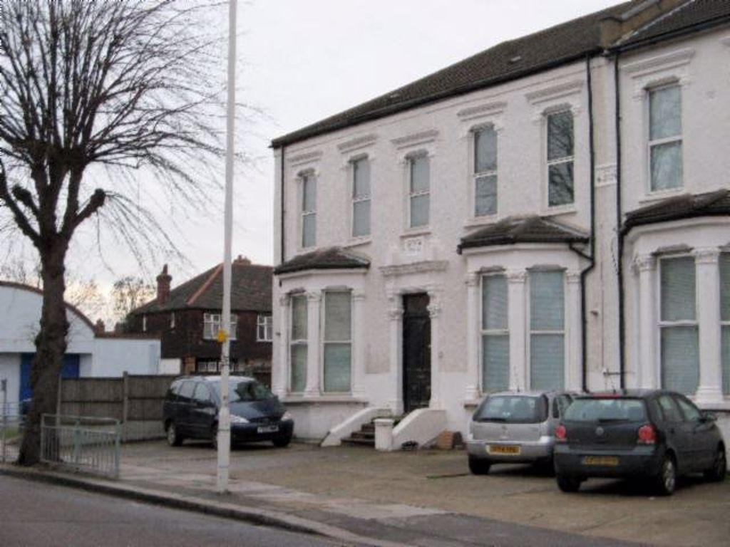 Aldborough Road South, Seven Kings Studio £750 pcm (£173 pw)