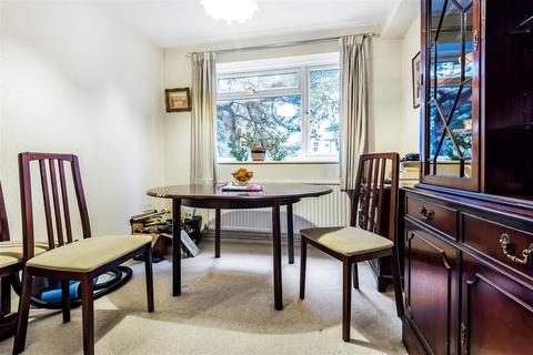 8 Parklands, Surbiton, KT5 8EA