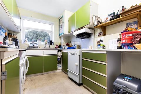 8 Parklands, Surbiton, KT5 8EA