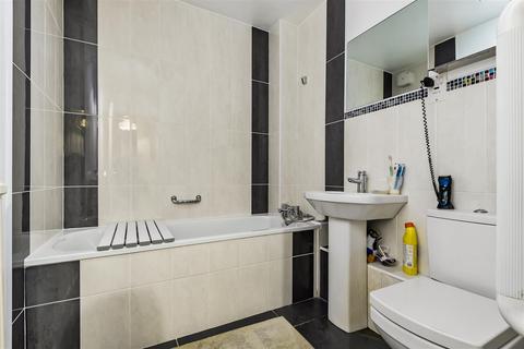 8 Parklands, Surbiton, KT5 8EA