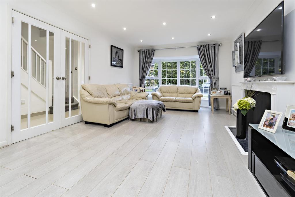Hartfield Avenue, Elstree, Borehamwood 4 bed house £1,050,000