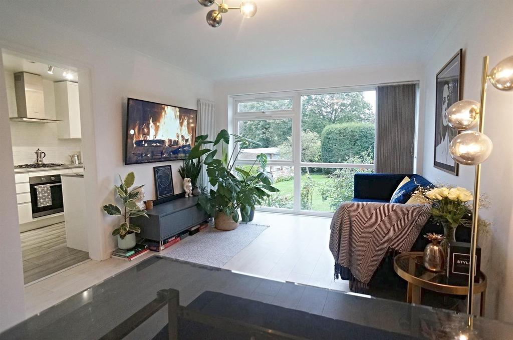 Phoenix Ct, Chingford Avenue, London 1 bed flat £275,000