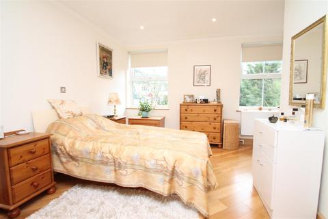 3 bedroom flat for sale - Warne Court, Village Road, Enfield EN1