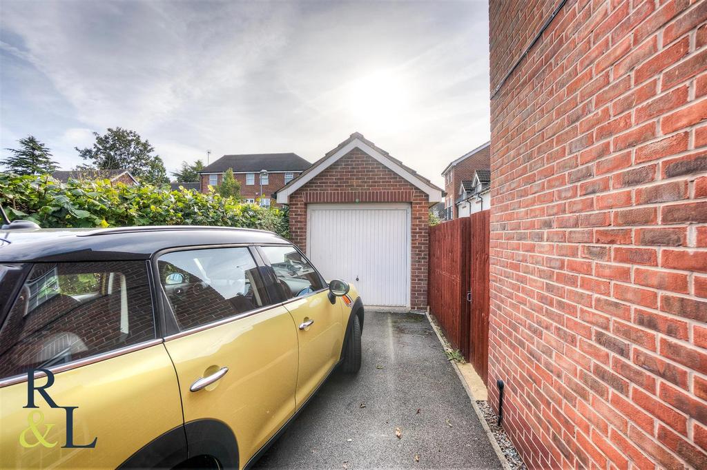 Hunt Close, RadcliffeOnTrent, Nottingham 3 bed end of terrace house