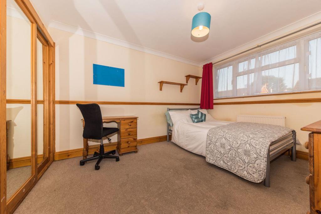 Field Avenue, Canterbury 6 bed house £2,401 pcm (£554 pw)