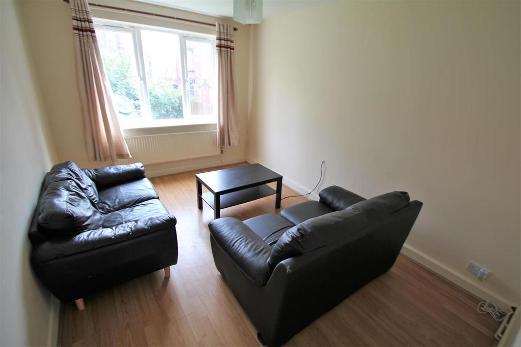 Pennington Court, Woodhouse, Leeds, LS6 2RW 2 bed apartment £695 pcm