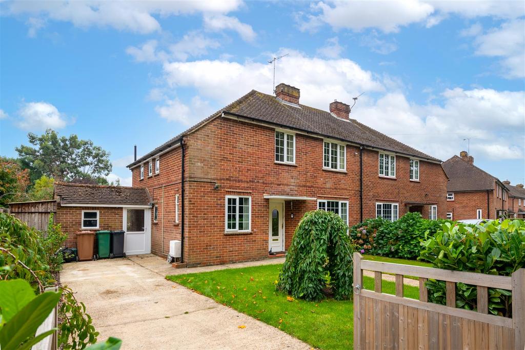 Horley, RH6 3 bed semidetached house £450,000