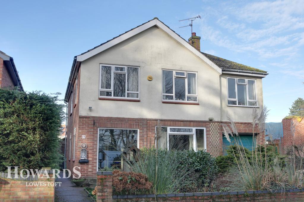 Monckton Crescent, Lowestoft 5 bed detached house £300,000