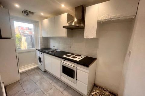 2 bedroom maisonette to rent, Willow Tree Lane, Hayes, Greater London, UB4