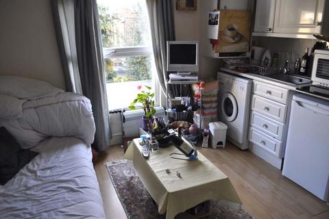 Studio to rent, Shepherds Bush Road, London W6