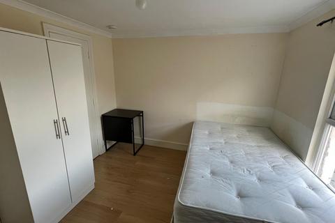 Studio to rent, Shepherds Bush Road, London W6