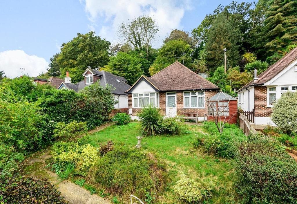 Portsmouth Road, Godalming, GU7 3 bed detached bungalow £450,000