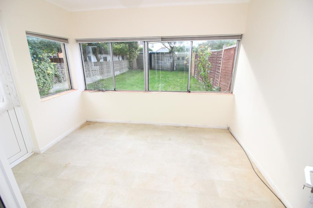 Sandringham Road, Worcester Park KT4 3 bed semidetached house £1,700