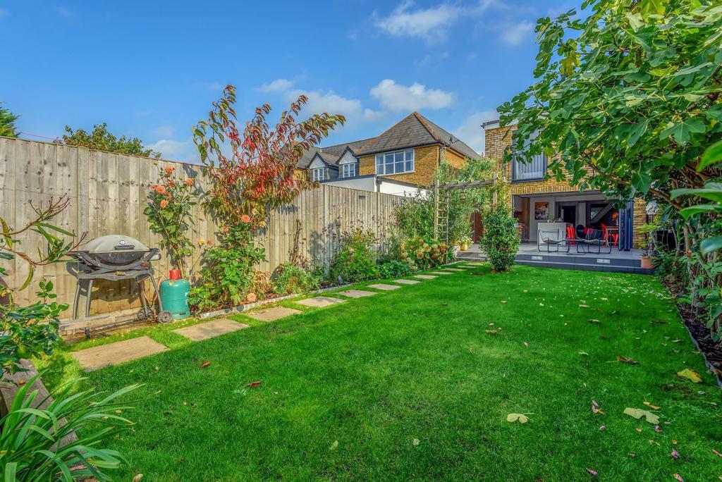 Hurstfield Road, West Molesey, KT8 3 bed semidetached house £800,000