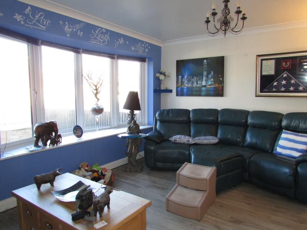 Lounge to front