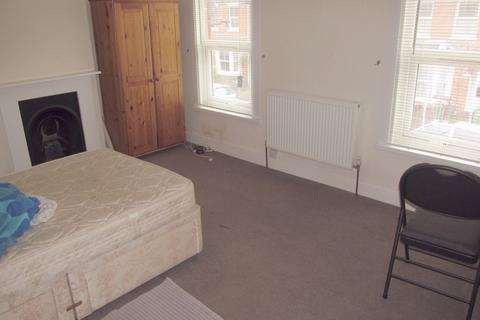 4 bedroom terraced house to rent, Donnington Road, Reading RG1