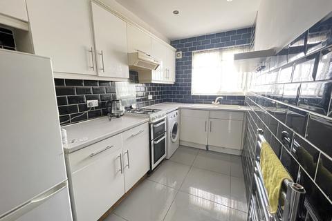 2 bedroom flat to rent - Meadway Court, Whalebone Lane South, Dagenham, Essex, RM8
