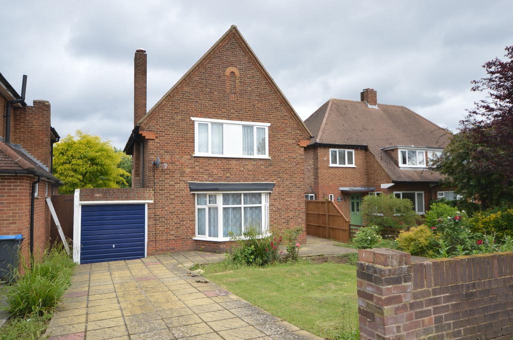 Hunters Road, Chessington, Surrey. KT9 3 bed detached house £600,000