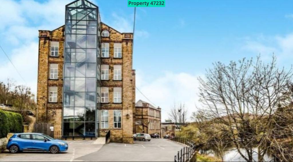11 Fearnley Mill Drive, Huddersfield... 2 bed apartment £595 pcm (£