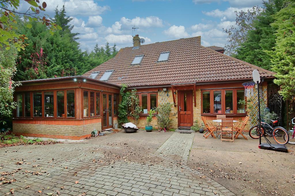 Daybrook Road, Merton Park, SW19 3DJ 5 bed bungalow £4,200 pcm (£969 pw)