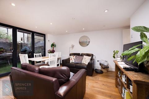 3 bedroom apartment to rent, Arlesford Road, Clapham North, SW9