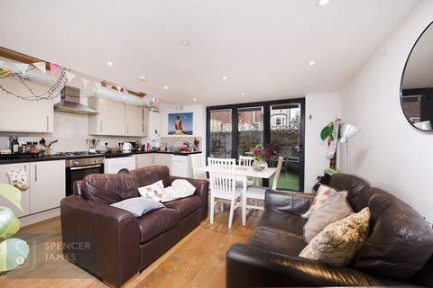 3 bedroom apartment to rent, Arlesford Road, Clapham North, SW9