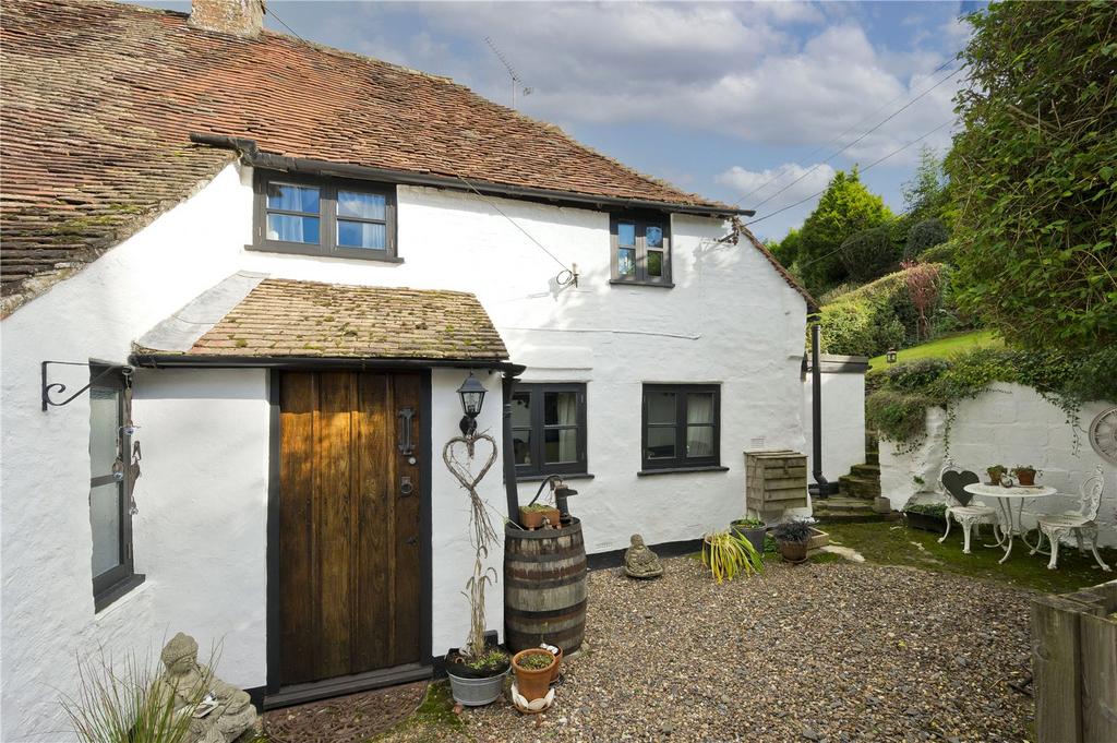 Red Lion Lane, Farnham, Surrey, GU9 2 bed semidetached house £1,500