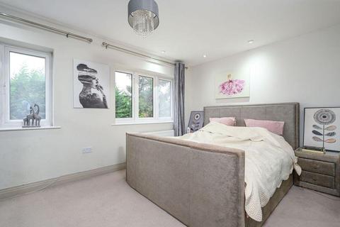 6 Mole Place, West Molesey, KT8 2AG