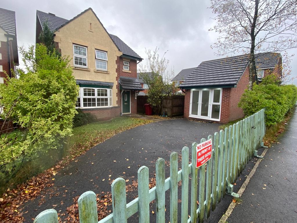 Pankhurst Close, Blackburn. Lancs. BB1 2RB 3 bed detached house £900 pcm (£208 pw)